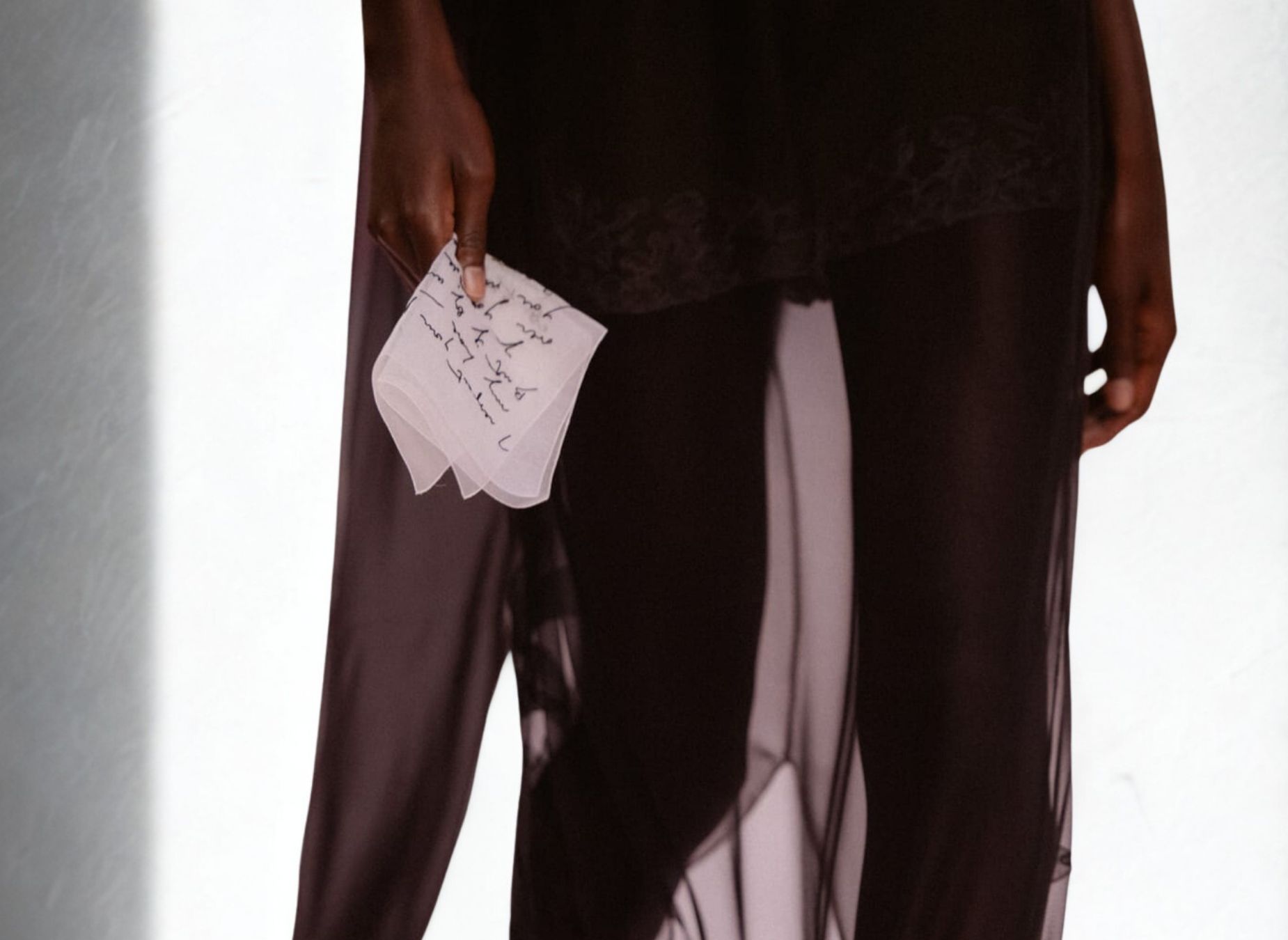 Chanel a escrutinio público: cartas de amor bordadas para que no prescriban